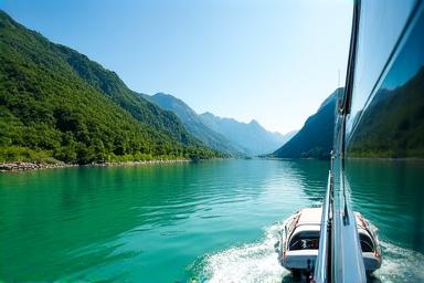 Paisaje fluvial natural visto desde un barco